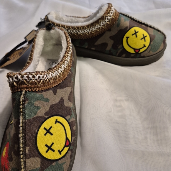 NWT River Trail Fleece Lined Camouflage Slippers with Emoji Patches - Picture 5 of 7